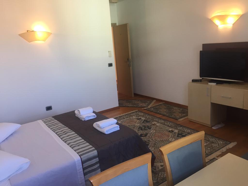 Hotel Bermon Tirana Exteriér fotografie